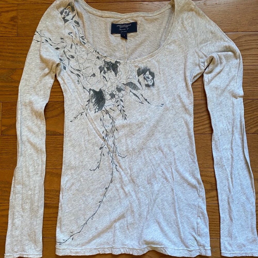 Soft American Eagle long sleeve graphic shirt